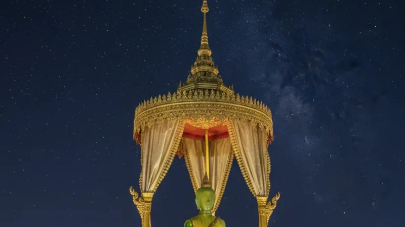 2 Emerald Buddha Shrine – Important religious statue(2)