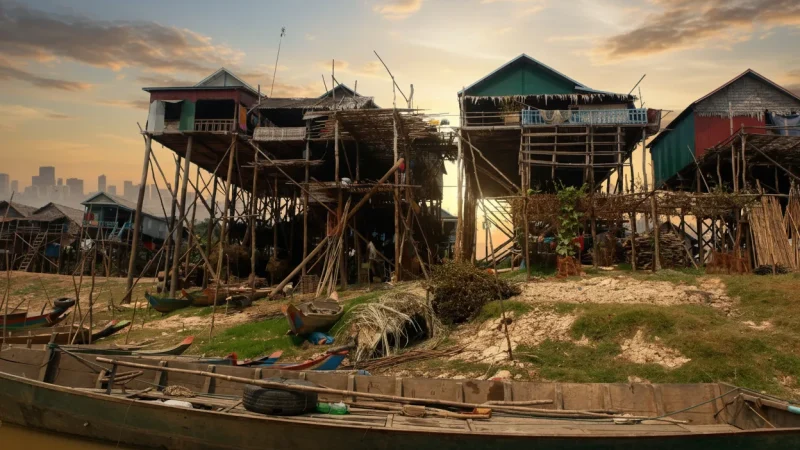 2 Floating Villages – Traditional stilt and floating homes(6)