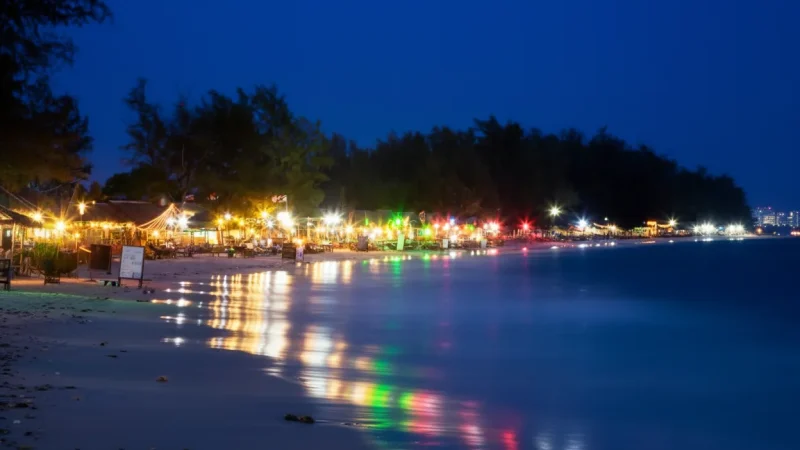2 Serendipity Beach – Lively beachfront area(3)