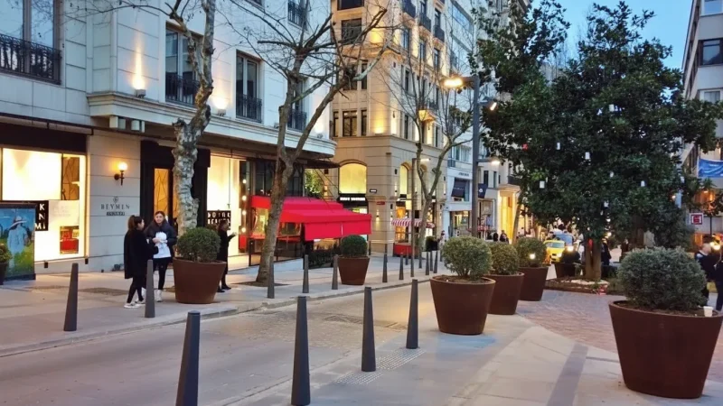 20. ■i■li Shopping Streets – Fashion, dining, and city atmosphere_(1)