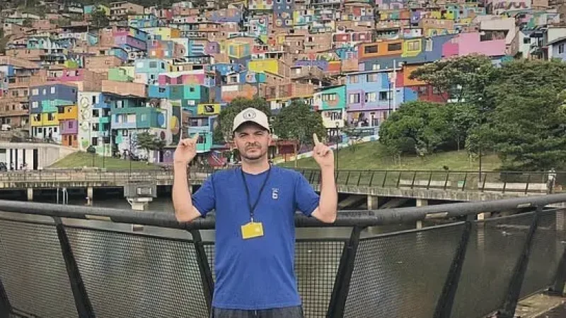 3 Comuna 13 – Colorful community area(6)