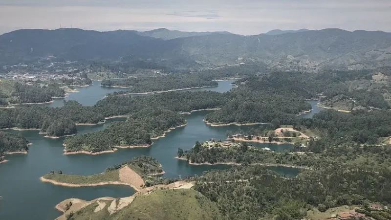 3 Guatapé Reservoir – Scenic lake surroundings(5)