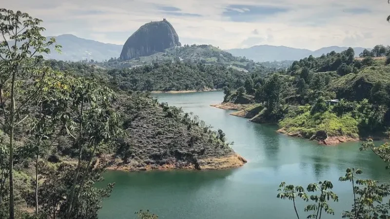 3 Guatapé Reservoir – Scenic lake surroundings(6)