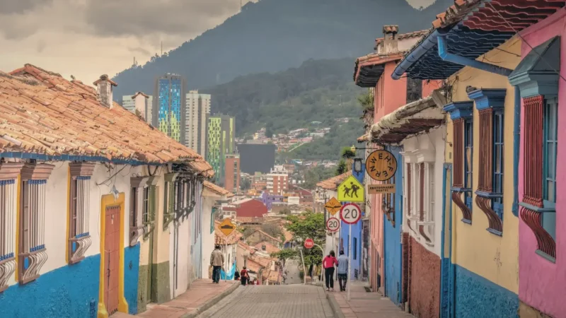 3 La Candelaria – Old town area with colorful streets and colonial buildings(3)