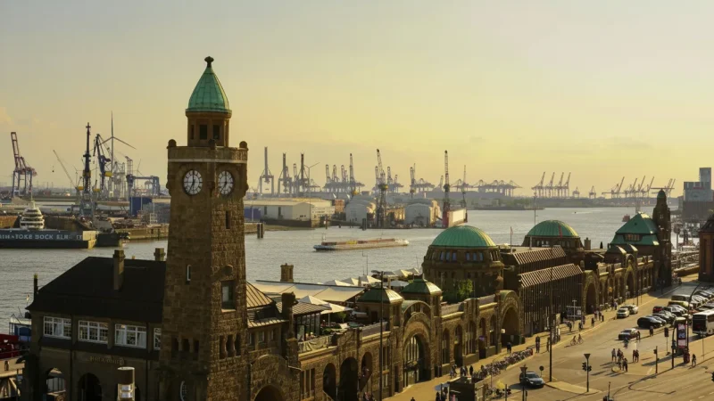 4) Hamburg Harbor(4)