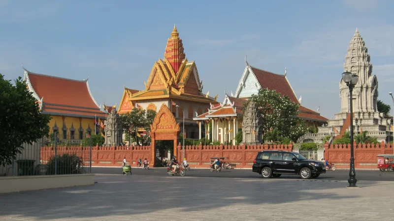 7 Wat Ounalom – Historic Buddhist temple(1)