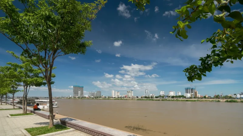 8 Sisowath Quay – Riverside walking path(2)