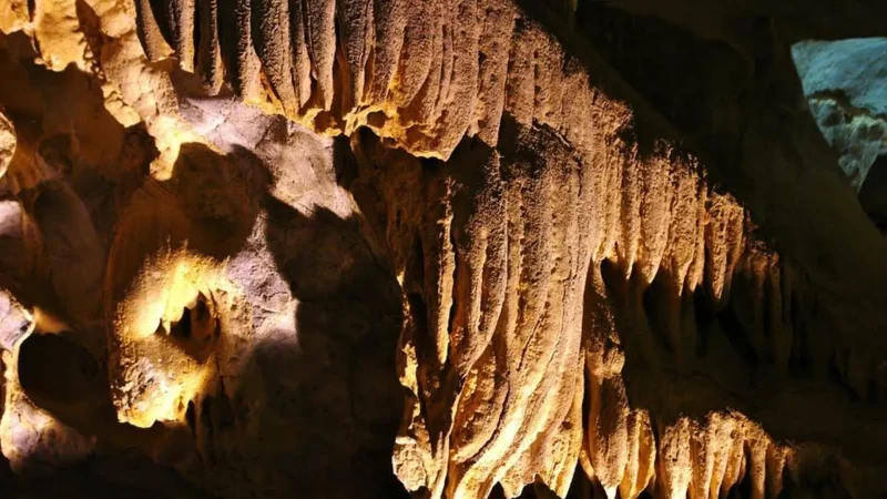 Agio_Gala_Cave_03