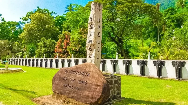 Aluvihare Rock Temple5