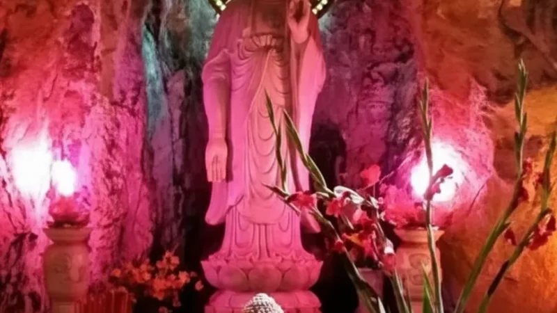 Am Phu Cave – Spiritual cave with symbolic artwork(3)
