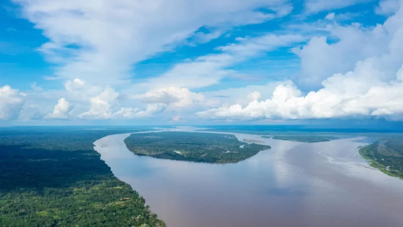 Amazon_River_–_Main_waterway_through_the_rainforest__01