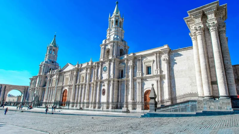 Arequipa_Cathedral_–_Landmark_white_stone_cathedral__04