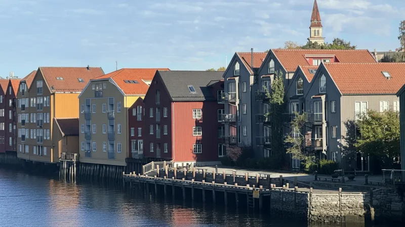 Bakklandet Old Town – Colorful wooden houses and cafés(6)