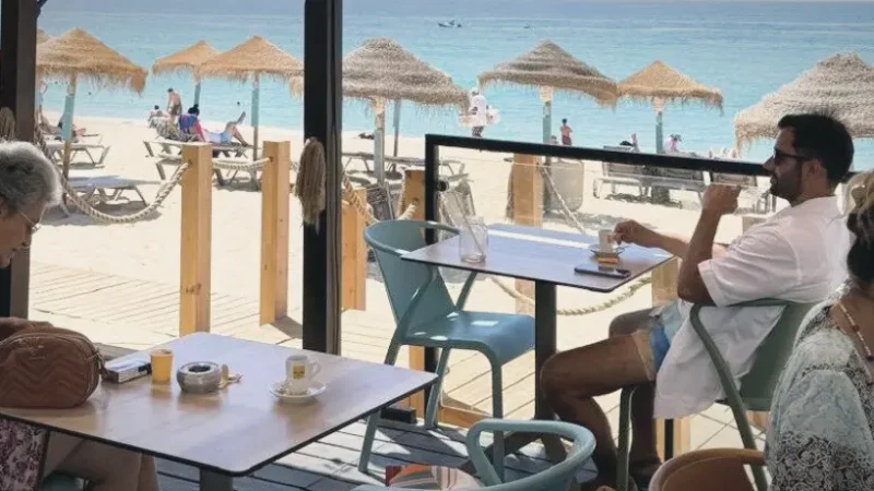 Beachfront Cafés – Simple seaside dining spots(4)