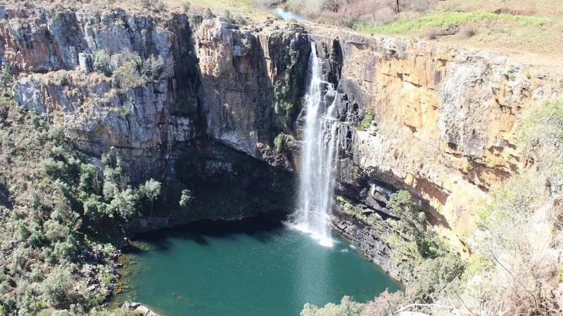 Berlin_Falls_тАУ_Wide_curtain-style_waterfall_02