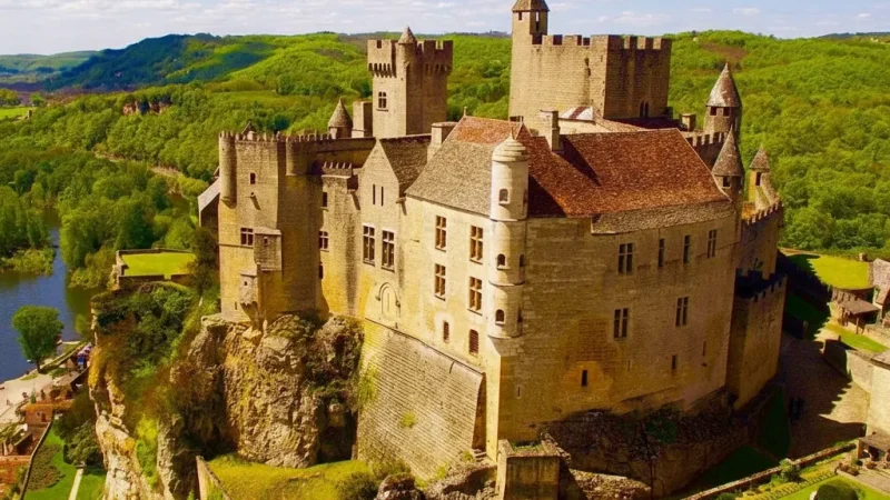 Beynac Castle – Cliffside castle overlooking the Dordogne River(4)