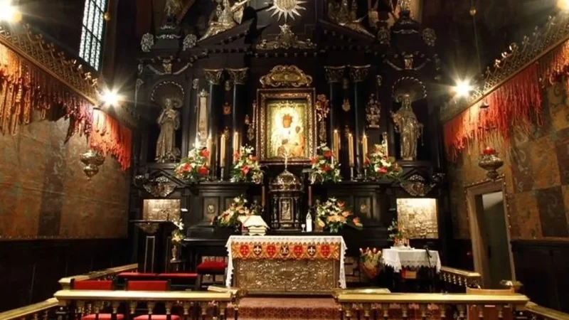 Black_Madonna_Chapel_02
