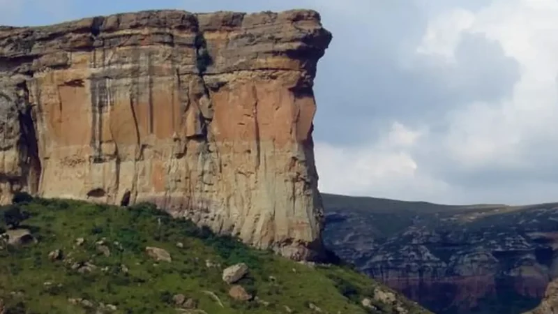 Brandwag_Buttress_тАУ_Iconic_sandstone_cliff_02