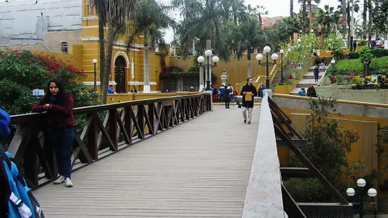 Bridge_of_Sighs_–_A_cultural_landmark_in_Barranco__05
