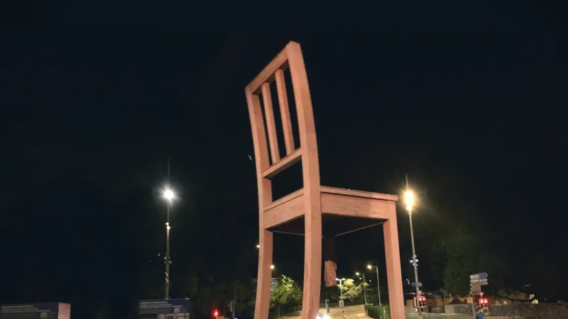 Broken Chair Monument – Symbolic sculpture_(5)
