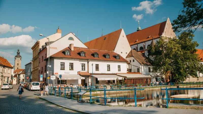 Cafés and Restaurants – Local dining spots(3)