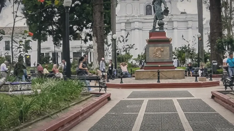 Caldas Park – Central city square and meeting place(2)