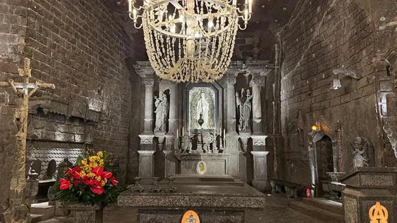 Chapel_Altars_03