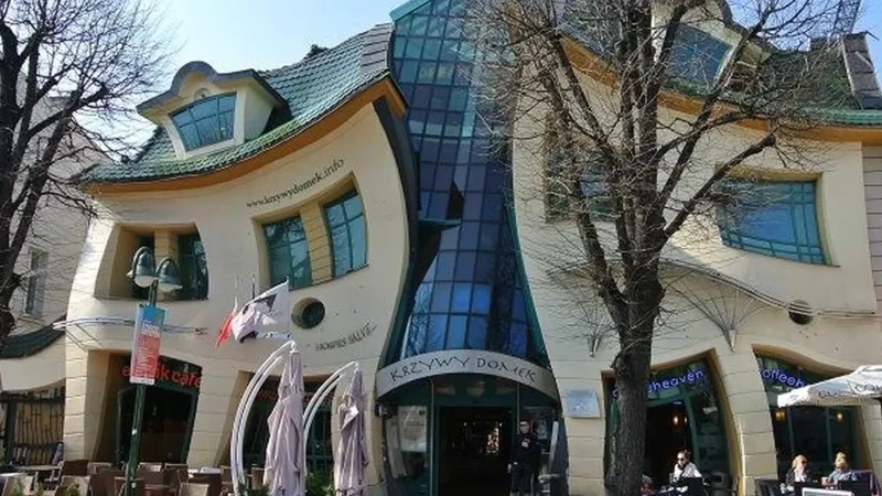 Crooked_House_04