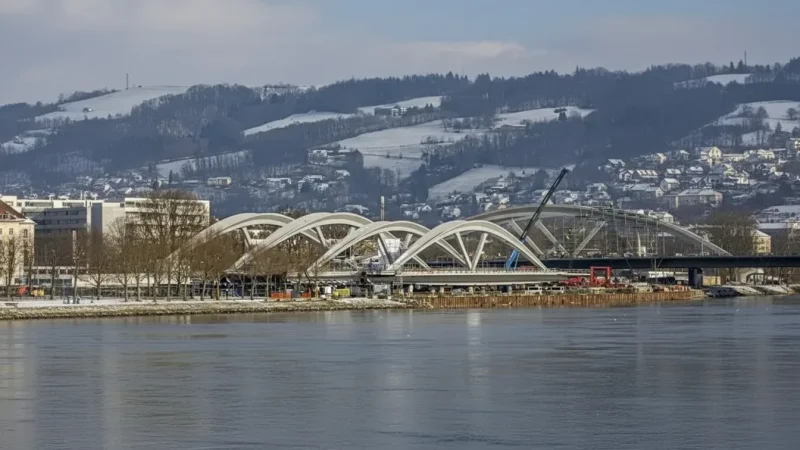 Danube Bridge Views – City & River Scenery (Linz)(3)