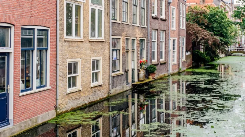 Delft_canals_&_De_Papenstraat_03