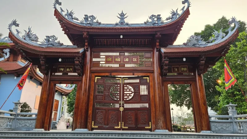 Den Mau Temple (Đền Mẫu Lào Cai)(1)