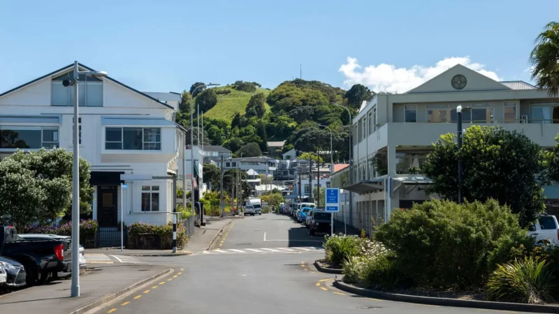 Devonport_Village_тАУ_caf├йs,_boutiques_&_heritage_buildings_04