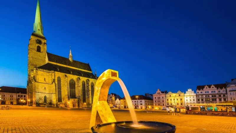 Evening City Walks – Lively Night Atmosphere (Plzeň)(5)