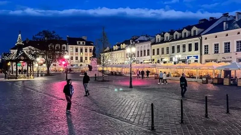 Evening_Square_Walks_06