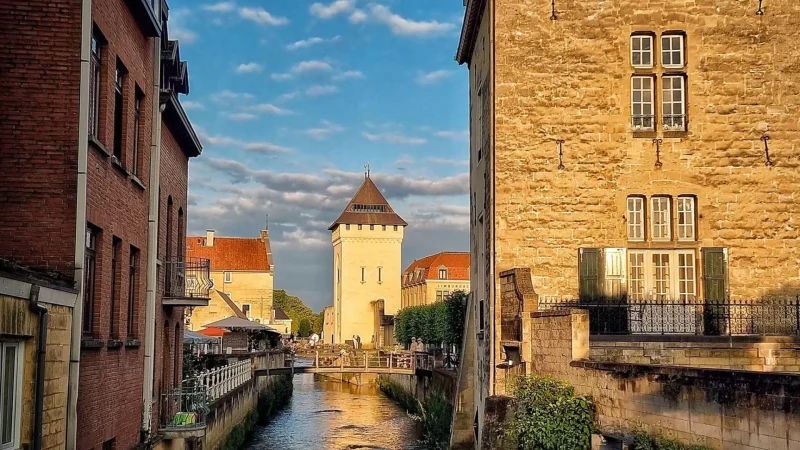 Geul_River_Promenade_02