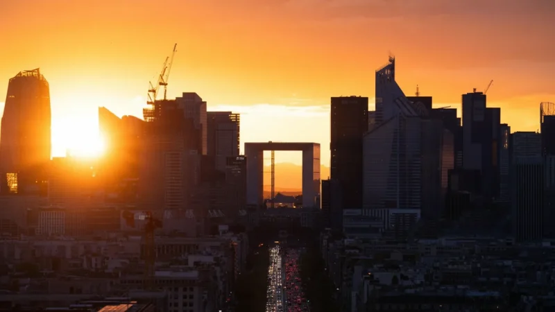Grande Arche – Iconic monument offering city views(2)