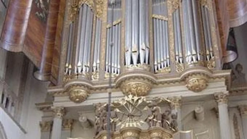 Grote_Sint_Laurenskerk_(Great_Church)_04