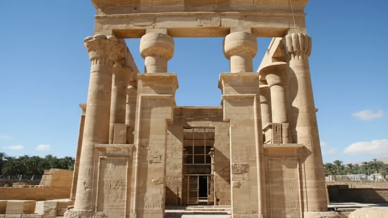 Hibis Temple – Well-Preserved Ancient Temple(4)