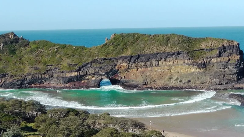 Hole_in_the_Wall_тАУ_Iconic_coastal_rock_formation_01