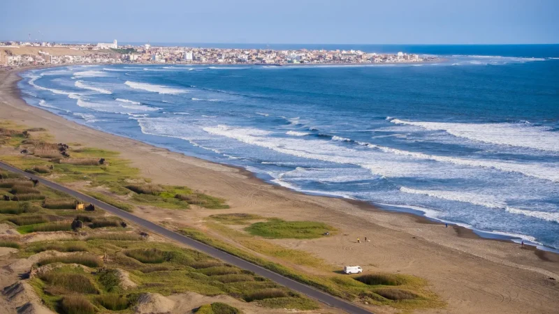 Huanchaco_Beach_–_Long_sandy_shoreline__03