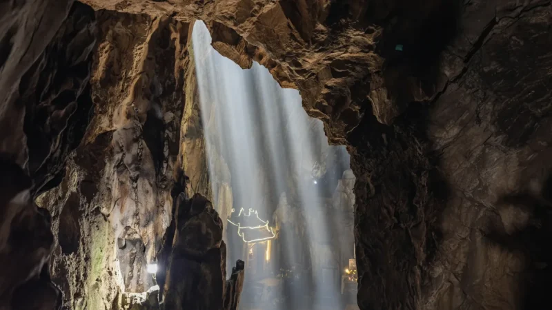 Huyen Khong Cave – Natural light shafts inside cave(5)