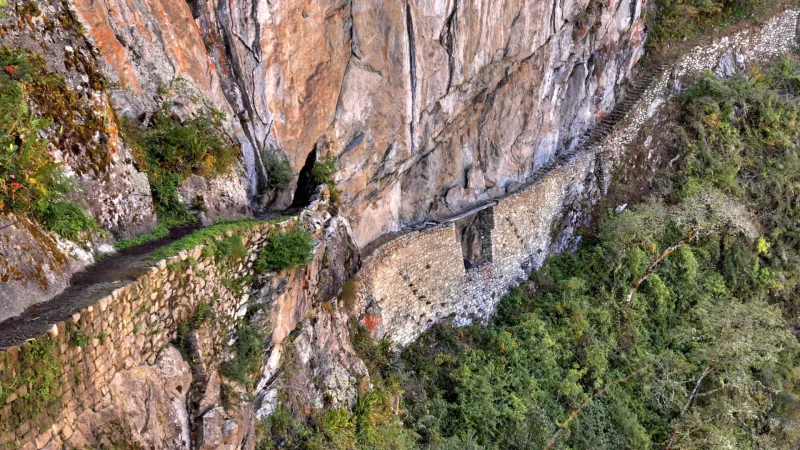 Inca_Bridge_–_Ancient_stone_pathway__01