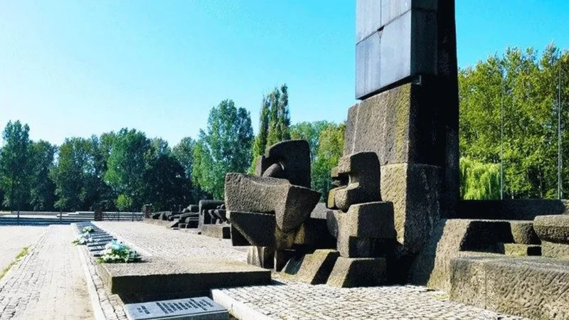 International_Monument_01