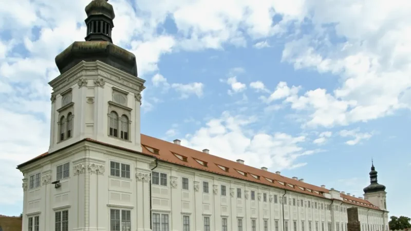 Jesuit College – Historic building with views(3)