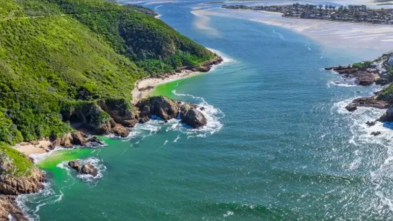 Knysna_Heads_тАУ_Sandstone_cliffs_at_the_lagoon_entrance_02