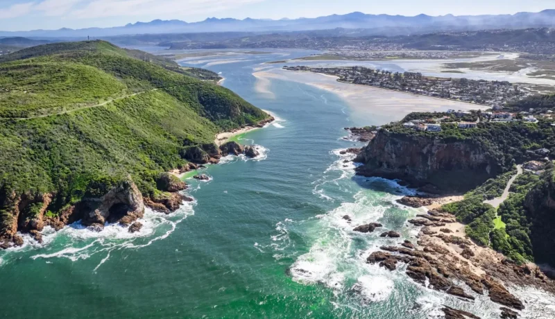 Knysna_Heads_тАУ_Sandstone_cliffs_at_the_lagoon_entrance_04