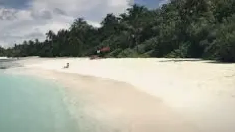 Kudahuvadhoo Beach – A calm white-sand beach suitable(1)