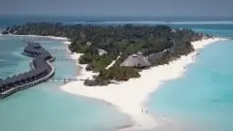 Kuredu Main Beach – A wide white-sand beach(2)