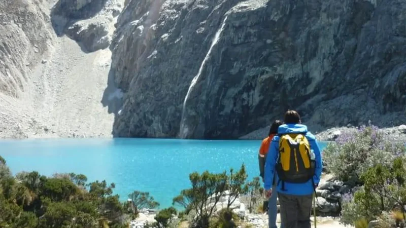 Laguna_69_–_Bright_turquoise_glacial_lake__01