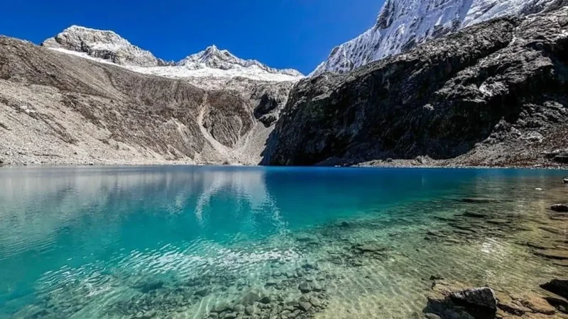 Laguna_69_–_Iconic_turquoise_glacial_lake__02